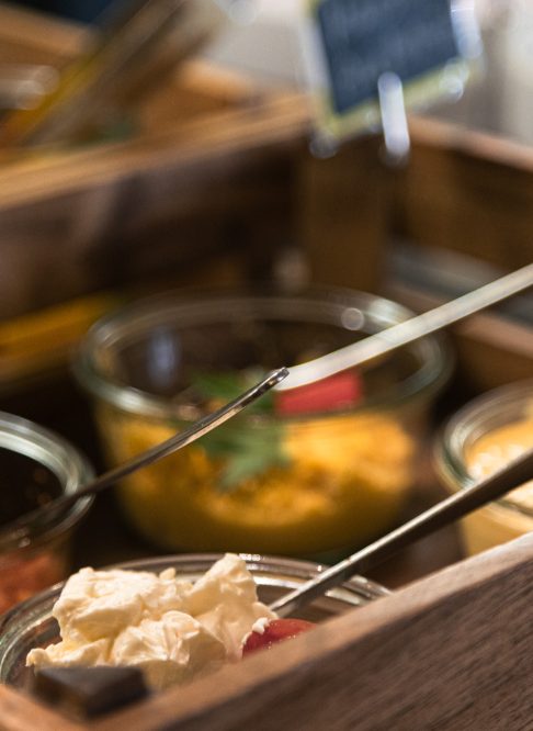 Hausgemachte Aufstriche am Frühstücksbuffet