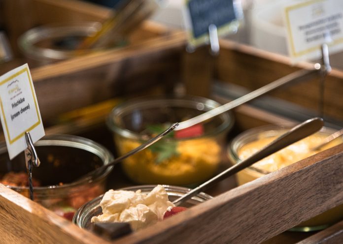 Hausgemachte Aufstriche am Frühstücksbuffet