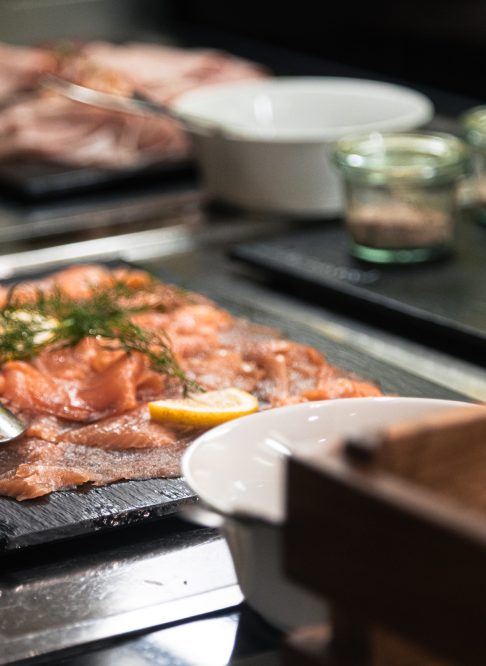 Räucherlachs am Frühstücksbuffet