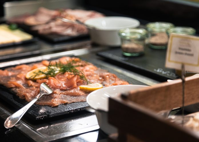 Räucherlachs am Frühstücksbuffet